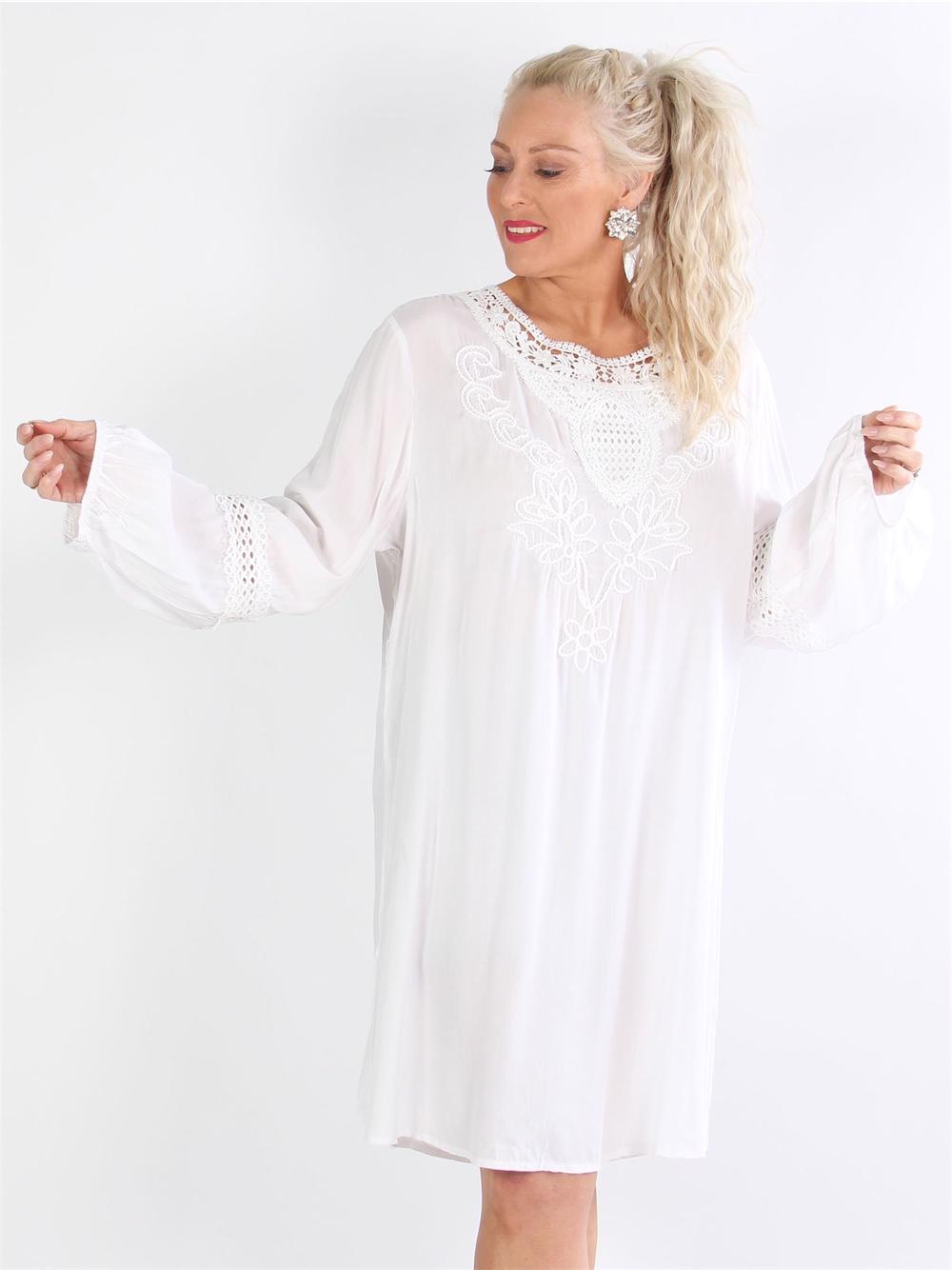 Nanda - Svart tunikaklänning med långa ärmar och broderade detaljer